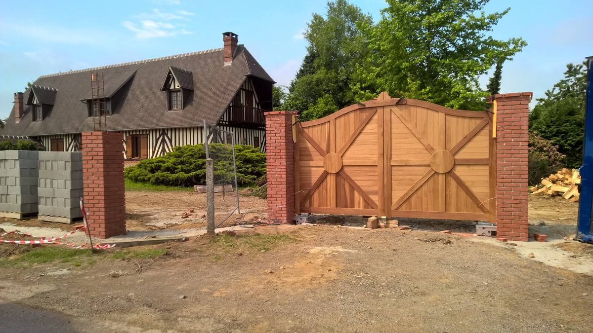 Fabrication d’un portail en chêne brun en chapeau de gendarme proche Lisieux 14 et Pont-Audemer 27